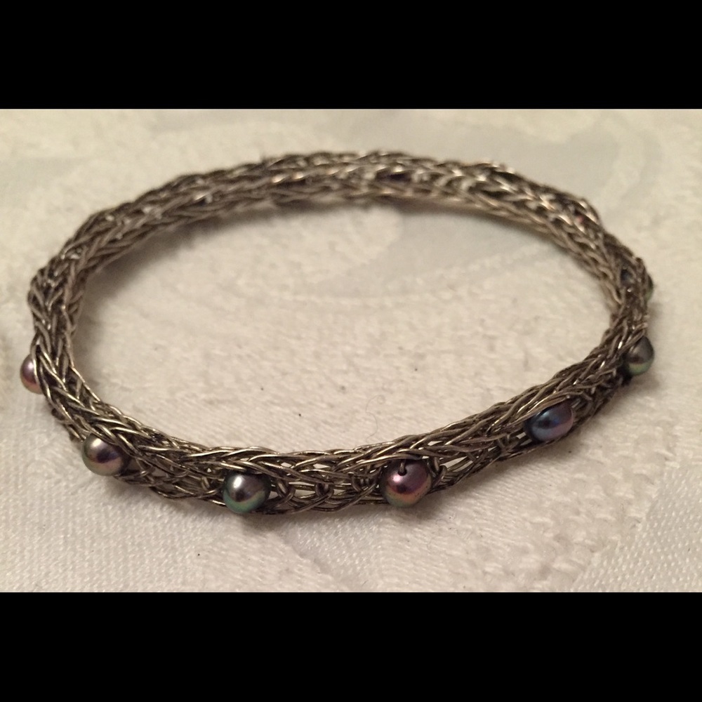 Flexible beaded wire bracelet